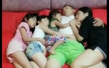 三个女儿从小就和爸爸同睡，宝妈偷拍到一组照片后，立马决定分床