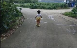 为救7岁白血病哥哥 3岁妹妹每天跟着家人跑步