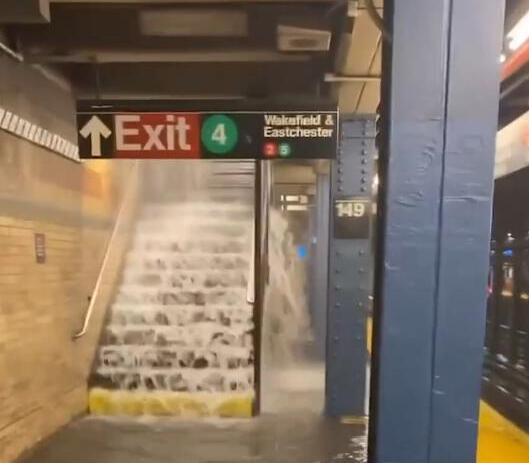 瞬间齐腰深！纽约暴雨 洪流猛灌地铁站【图】