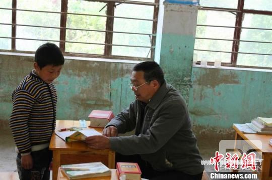 湖北南漳县一教师扎根深山38载如今与癌症赛跑 