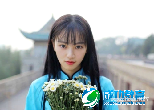 武大女神黄灿灿为何常居热搜榜？照片资料微博账号