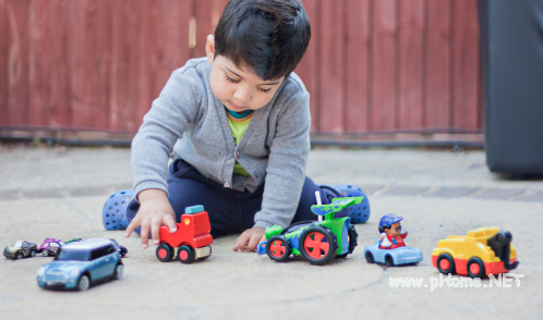 鲁鹏程:与孩子享受“破坏”玩具的乐趣