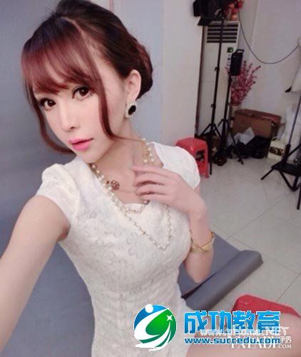 真人版《葫芦娃》爆乳葫芦妹PK诱惑蛇精 北舞<a href=http://www.succedu.com/jiaoyuzixun/xiaohuanvshen/ target=_blank class=infotextkey>校花</a>梦妮成炮灰照片资料微博账号