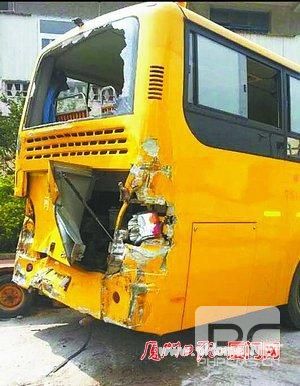 厦门同安一校车等红灯被拖头车追尾车上8名学生受伤 