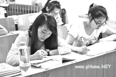 高校成“女儿国” 女大学生数连续4年超男生