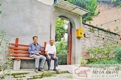 退休校长带儿子为邻里修路15年称看不得环境脏