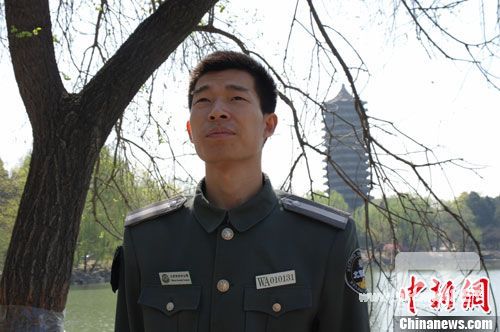 新闻人物：从保安到北大学子