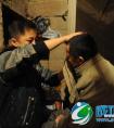 南充10岁男孩独自撑起家边读书边照顾瘫痪父亲
