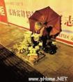 昏黄路灯下卖菜婆婆静静看书网友为她送祝福