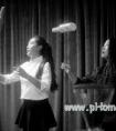高校毕业生表演花式调酒抛酒瓶如耍杂技(图)