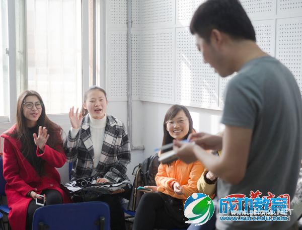 西安高校<a href=http://www.succedu.com/jiaoyuzixun/xiaohuanvshen/ target=_blank class=infotextkey>校花</a>大PK <a href=http://www.succedu.com/jiaoyuzixun/xiaohuanvshen/ target=_blank class=infotextkey>美女</a>萌妹外表学霸心私房照片个人资料微信QQ微博账号