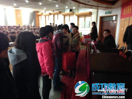 浙江金职院老师化身爱心织女巧手织围巾送学生 