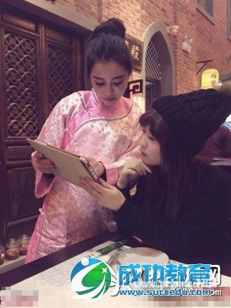 火锅店服务员酷似范冰冰走红 网友：最美在民间