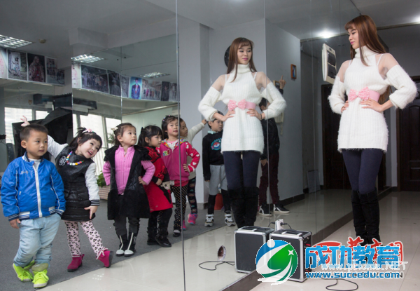 西安高校<a href=http://www.succedu.com/jiaoyuzixun/xiaohuanvshen/ target=_blank class=infotextkey>校花</a>大PK <a href=http://www.succedu.com/jiaoyuzixun/xiaohuanvshen/ target=_blank class=infotextkey>美女</a>萌妹外表学霸心私房照片个人资料微信QQ微博账号