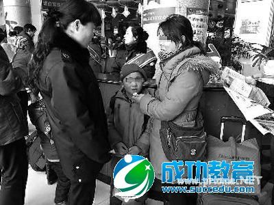 8岁男孩在西安找不到人玩独自坐车回老家