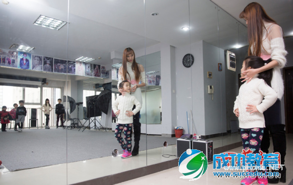 西安高校<a href=http://www.succedu.com/jiaoyuzixun/xiaohuanvshen/ target=_blank class=infotextkey>校花</a>大PK <a href=http://www.succedu.com/jiaoyuzixun/xiaohuanvshen/ target=_blank class=infotextkey>美女</a>萌妹外表学霸心私房照片个人资料微信QQ微博账号