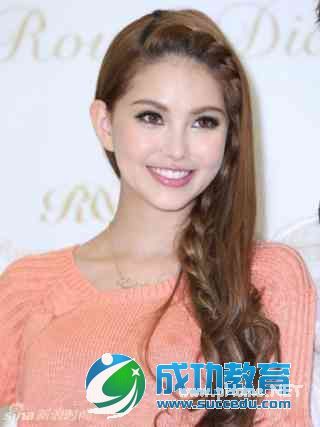 武大混血<a href=http://www.succedu.com/jiaoyuzixun/xiaohuanvshen/ target=_blank class=infotextkey>校花</a>火了 女星告诉你混血凭啥这么美私房照片个人资料微信QQ微博账号