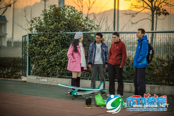 西安高校<a href=http://www.succedu.com/jiaoyuzixun/xiaohuanvshen/ target=_blank class=infotextkey>校花</a>大PK <a href=http://www.succedu.com/jiaoyuzixun/xiaohuanvshen/ target=_blank class=infotextkey>美女</a>萌妹外表学霸心私房照片个人资料微信QQ微博账号