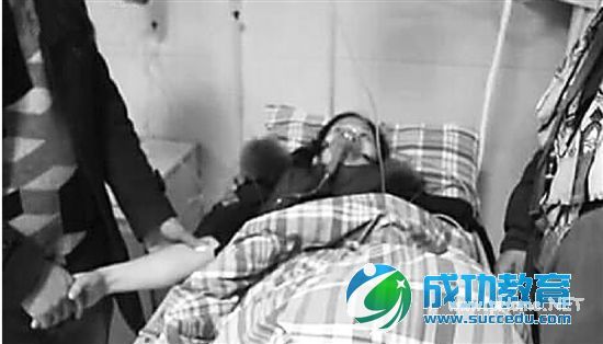 孕妇地铁车厢晕倒热心大姐和站务人员接力送医 