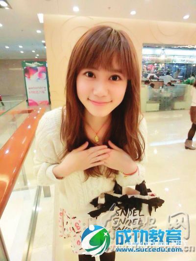 福建卧蚕<a href=http://www.succedu.com/jiaoyuzixun/xiaohuanvshen/ target=_blank class=infotextkey>美女</a>老师网络爆红 卧蚕<a href=http://www.succedu.com/jiaoyuzixun/xiaohuanvshen/ target=_blank class=infotextkey>美女</a>女神张