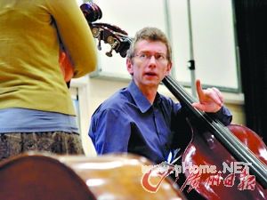 英国名校曝出性侵丑闻 教授涉嫌非礼女学生被捕