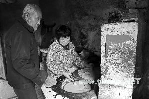 七旬老人5年替亡子还债30万 债主被感动“打折”