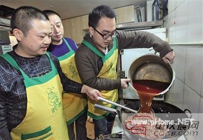 人大毕业生弃40万年薪离京回渝学做小面(图) 
