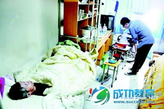 男孩带瘫痪母亲上大学课间回宿舍帮母翻身喂水 