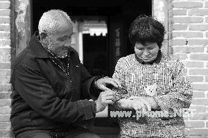 七旬老人5年替亡子还债30万 债主被感动“打折”