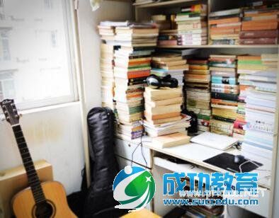 四川大学学霸周青云寝室藏书2000余册 参观下学霸周青云寝室图书馆