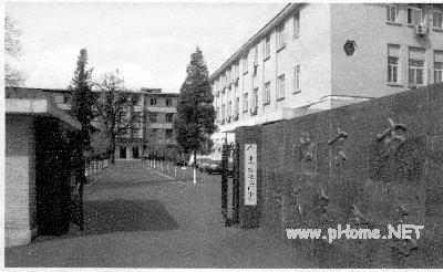 百年老校地安门中学被撤 退休教师把教委告上法院