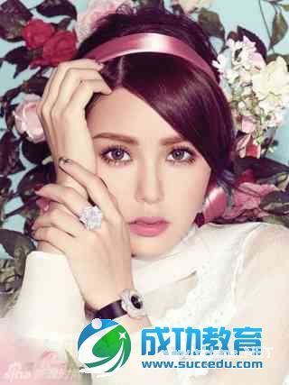 武大混血<a href=http://www.succedu.com/jiaoyuzixun/xiaohuanvshen/ target=_blank class=infotextkey>校花</a>火了 女星告诉你混血凭啥这么美私房照片个人资料微信QQ微博账号