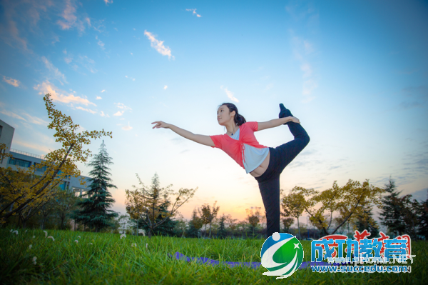 西安高校<a href=http://www.succedu.com/jiaoyuzixun/xiaohuanvshen/ target=_blank class=infotextkey>校花</a>大PK <a href=http://www.succedu.com/jiaoyuzixun/xiaohuanvshen/ target=_blank class=infotextkey>美女</a>萌妹外表学霸心私房照片个人资料微信QQ微博账号