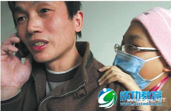父亲还清亡女欠下的医药费干两份苦力5年未添衣 