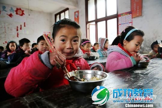 贵州剑河久吉灾后上课第一天:孩子营养餐有保证