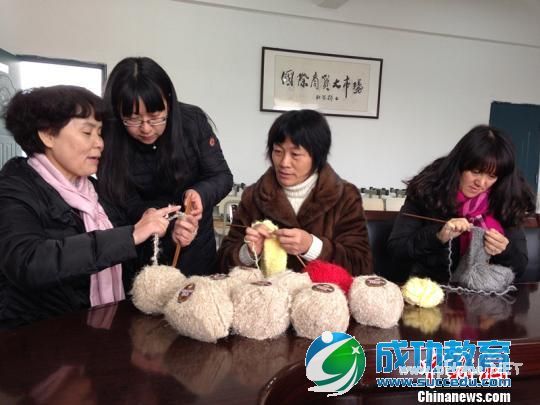 浙江金职院老师化身爱心织女巧手织围巾送学生 