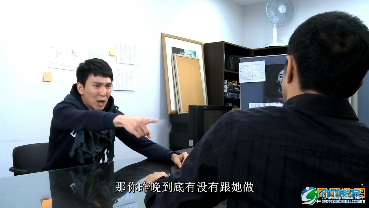 56721899201301091648475911192143971_009.jpg 教授和他的女大学生的讨论 师生恋道德么