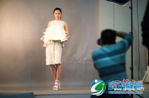 西安高校<a href=http://www.succedu.com/jiaoyuzixun/xiaohuanvshen/ target=_blank class=infotextkey>校花</a>大PK <a href=http://www.succedu.com/jiaoyuzixun/xiaohuanvshen/ target=_blank class=infotextkey>美女</a>萌妹外表学霸心私房照片个人资料微信QQ微博账号