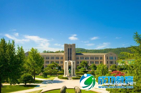 2015韩国留学资讯：韩国女星允儿大学毕业 穿学士服清纯可人