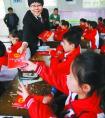 法官送小学生宪法单行本迎接首个国家宪法日