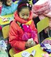 郑州小学生义卖文具玩具3千元送截肢环卫工(图)
