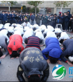 韩国高考开始 后辈跪地磕头祝学长顺利