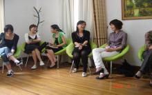 家长已经上门咨询单迟迟不肯缴费，应该怎么化解。