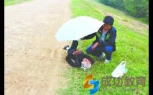 97岁老人路边摔倒不能动弹大学生雨中守护2小时