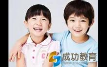 女儿总被同桌男孩欺负，妈妈的做法很值得赞赏