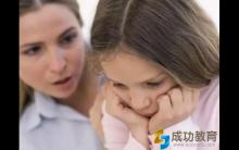 孩子在外被欺负，这个妈妈竟然教孩子学“吵架”