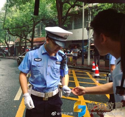 老师忘带监考证、妈妈卖掉准考证、考试因暴雨取消……高考首日还有哪些大事