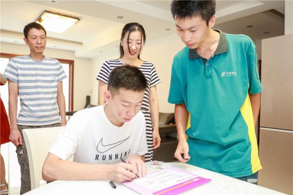 高校录取通知书陆续投递 靖江首封清华大学录取通知书送达