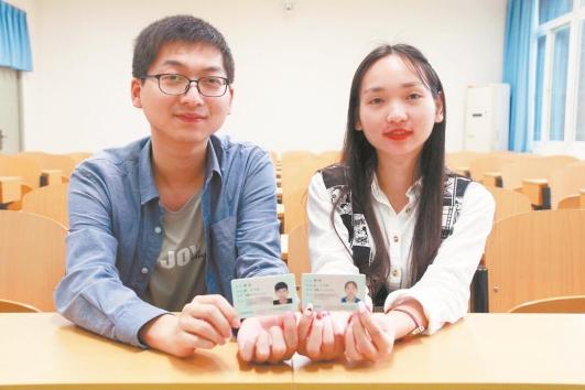特别的缘分！两同学同名同姓同年同月同日生长得也像