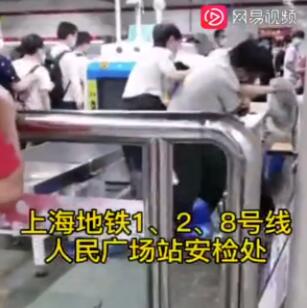 火气太大！上海地铁连发斗殴事件，两个保安竟打到地上去了